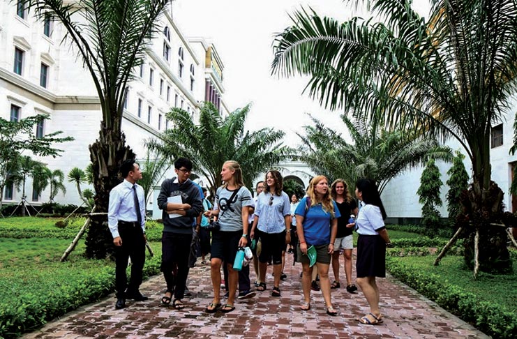 Đại học Tân Tạo đón đoàn học sinh Hoa Kỳ sang giao lưu 2 sv usa3