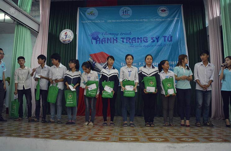 Hoa Trạng Nguyên Việt Nam tiếp sức mùa thi với "Hành trang sĩ tử" tại Hà Tĩnh 2 HTN 9