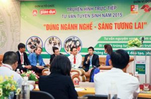 Tiến sĩ Cao Tiến Dũng tư vấn Chương trình "Đúng ngành nghề - sáng tương lai", phát sóng trực tiếp trên HTV9 1 Quy che 2016