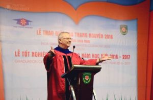 Diễn văn trong buổi lễ tốt nghiệp tại Đại học Tân Tạo của Đại sứ Hoa Kỳ Michael W. Michalak 1 Michael Michalak