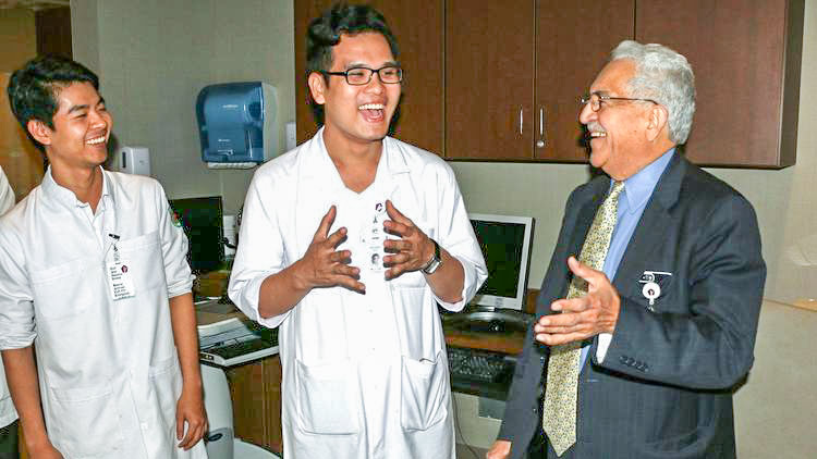 Healthcare system impresses Vietnamese med students 1 ct ct ptb davich vietnamese med stu 2 20170630