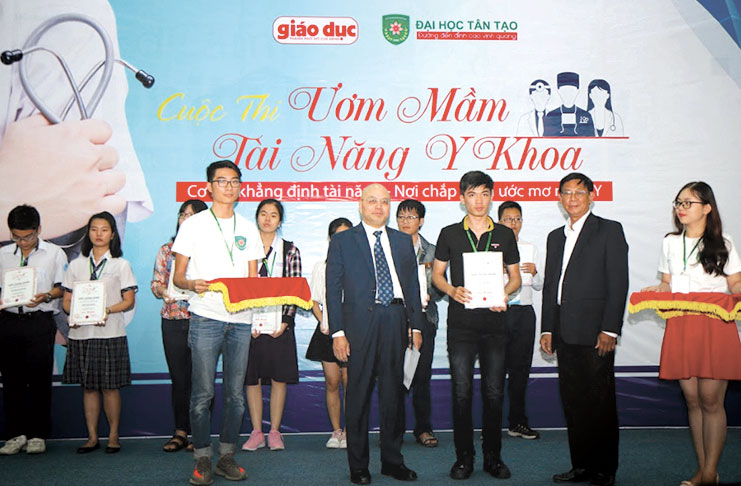 Bán kết 'Ươm mầm tài năng y khoa': Đã tìm được 11 tài năng trẻ 2 GS thach nguyen UMTNYK