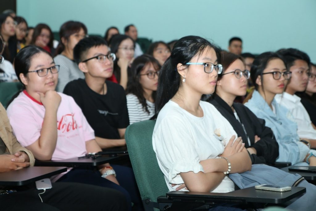 Professor Peter Singer teaching at Tan Tao University 4 SV va GS Singer