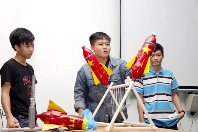 Creative youth contest 2018 - Interesting and unique experience 10 Ky thuat 09