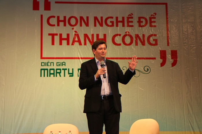 Taking in the signs in 2018 with Tan Tao University 1 Martin mevery