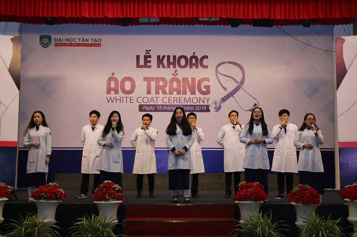 Taking in the signs in 2018 with Tan Tao University 3 le khac ao