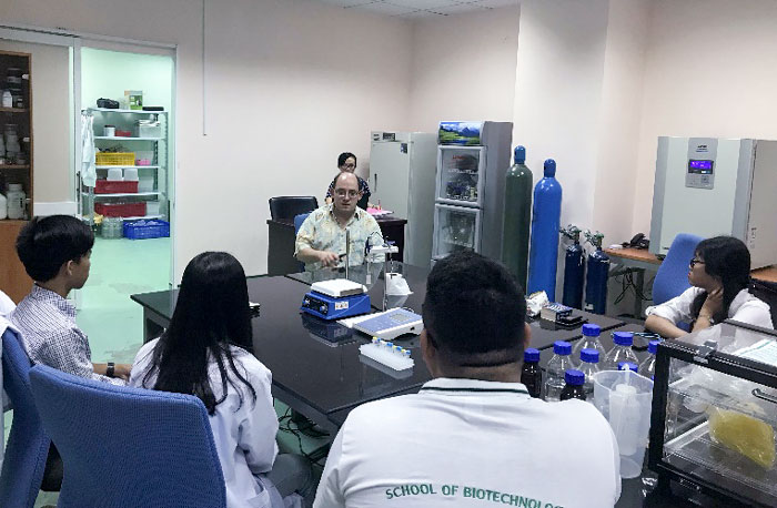 Dr. Ernest F. Talarico Jr., Associate Professor of Anatomy & Cell Biology at the Indiana University School of Medicine, USA, Visited Tan Tao University. 7 Talarico 07