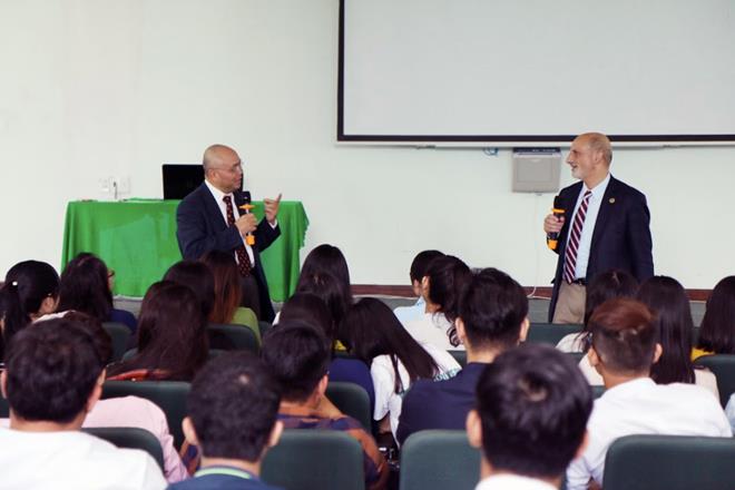 School of Medicine Pioneer in Bedside Online Teaching in American Standard 4 thay thay day