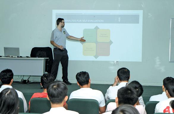 The School of Humanities and Languages - Enhancing Online Education means Stretching a New Horizon 3 nhan van 03