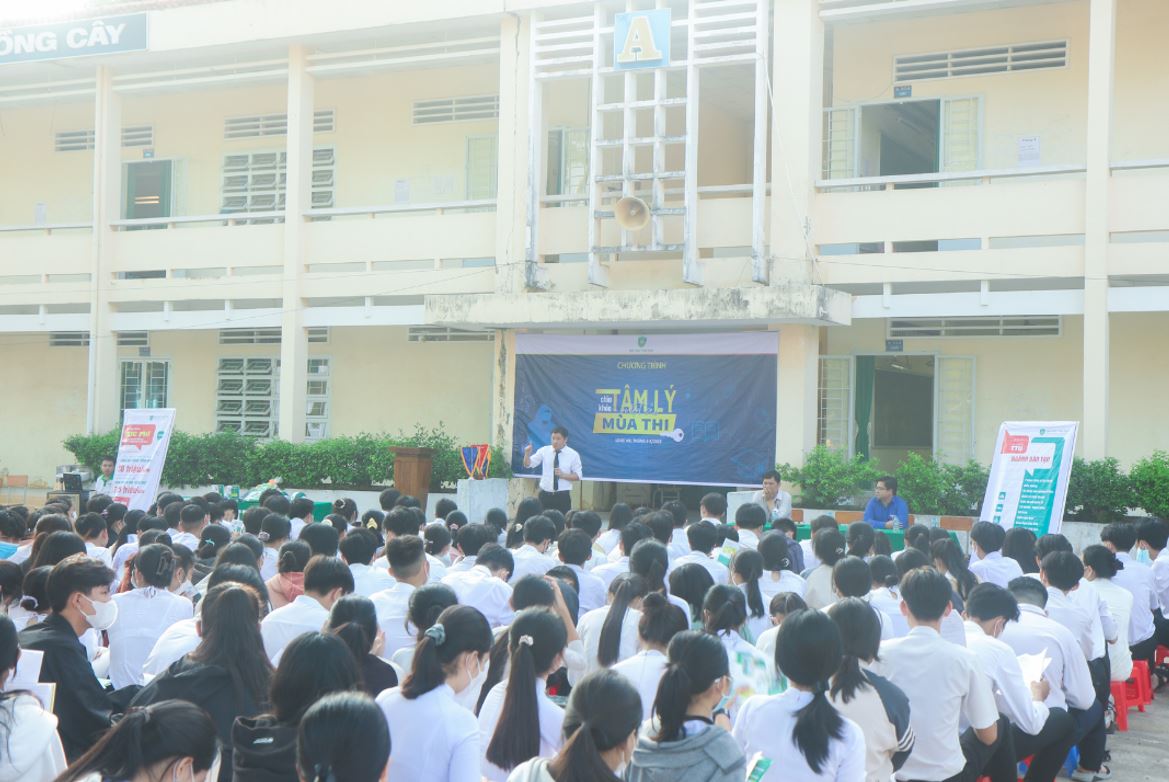 TAN TAO UNIVERSITY ACCOMPANIES STUDENTS IN VINH HUNG DISTRICT ON THE PATH TO A BRIGHT FUTURE 1 1