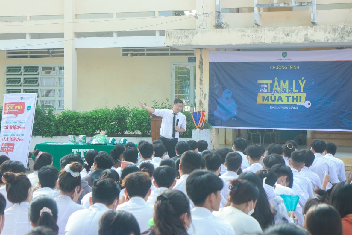 TAN TAO UNIVERSITY ACCOMPANIES STUDENTS IN VINH HUNG DISTRICT ON THE PATH TO A BRIGHT FUTURE 2 2