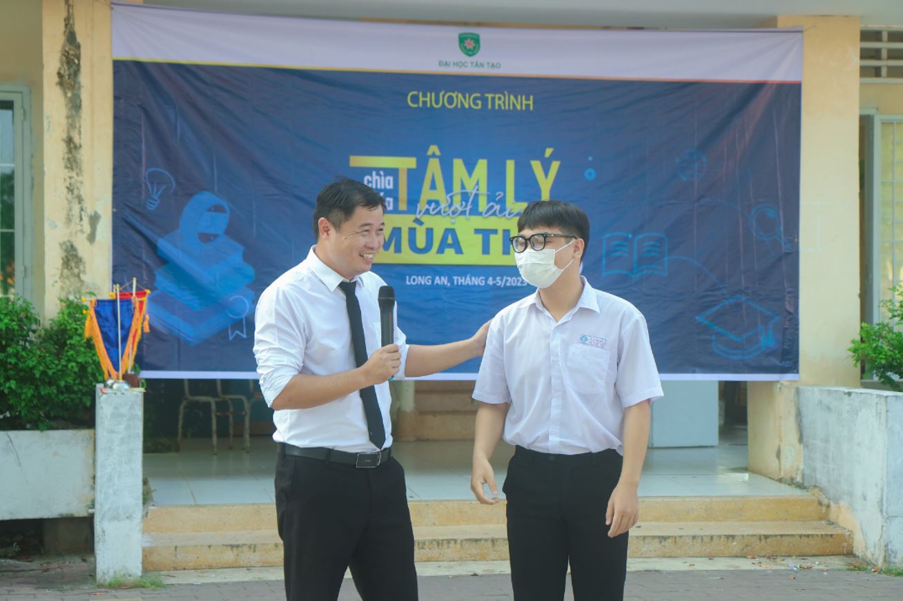 TAN TAO UNIVERSITY ACCOMPANIES STUDENTS IN VINH HUNG DISTRICT ON THE PATH TO A BRIGHT FUTURE 3 3