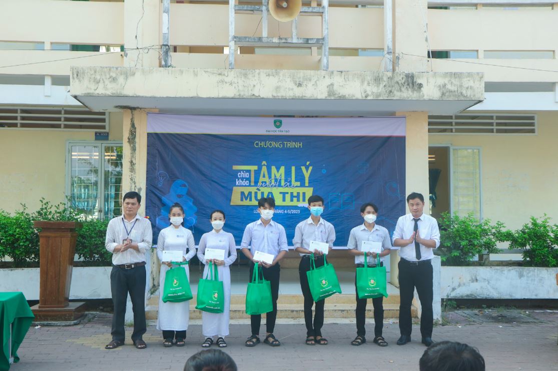 TAN TAO UNIVERSITY ACCOMPANIES STUDENTS IN VINH HUNG DISTRICT ON THE PATH TO A BRIGHT FUTURE 4 4