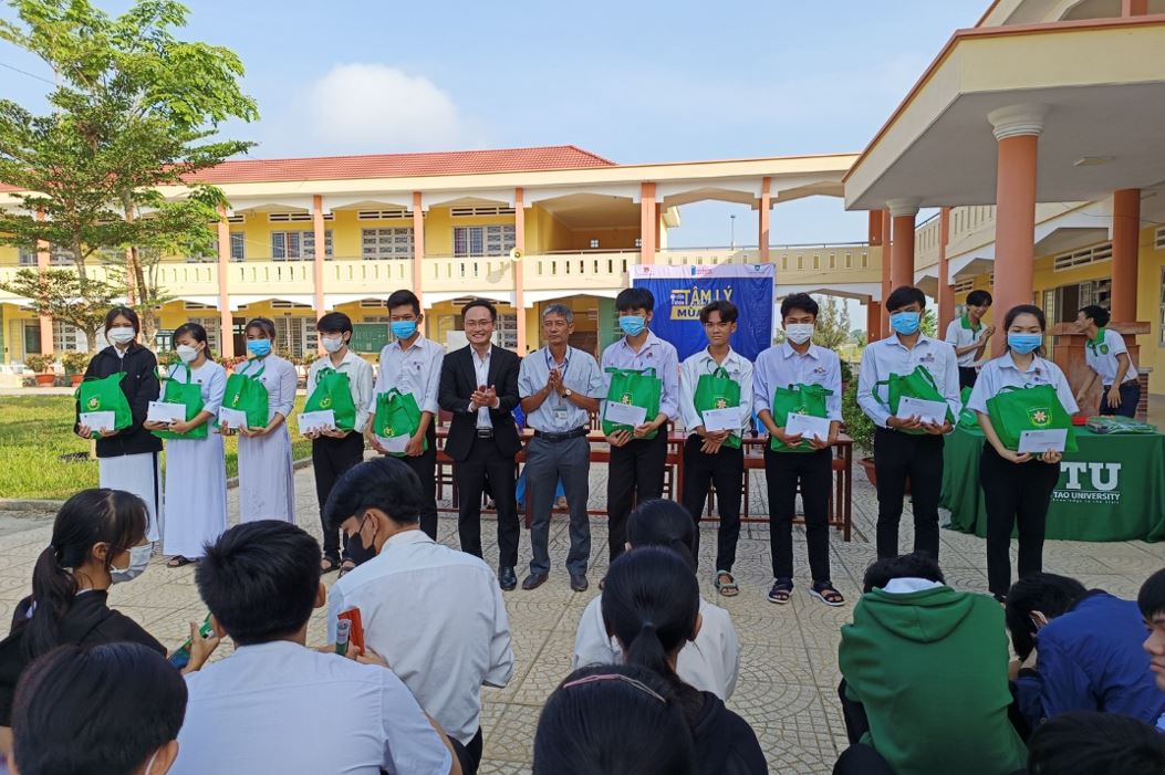 TAN TAO UNIVERSITY ACCOMPANIES STUDENTS IN VINH HUNG DISTRICT ON THE PATH TO A BRIGHT FUTURE 5 5