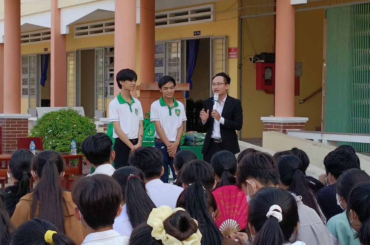 TAN TAO UNIVERSITY ACCOMPANIES STUDENTS IN VINH HUNG DISTRICT ON THE PATH TO A BRIGHT FUTURE 6 6