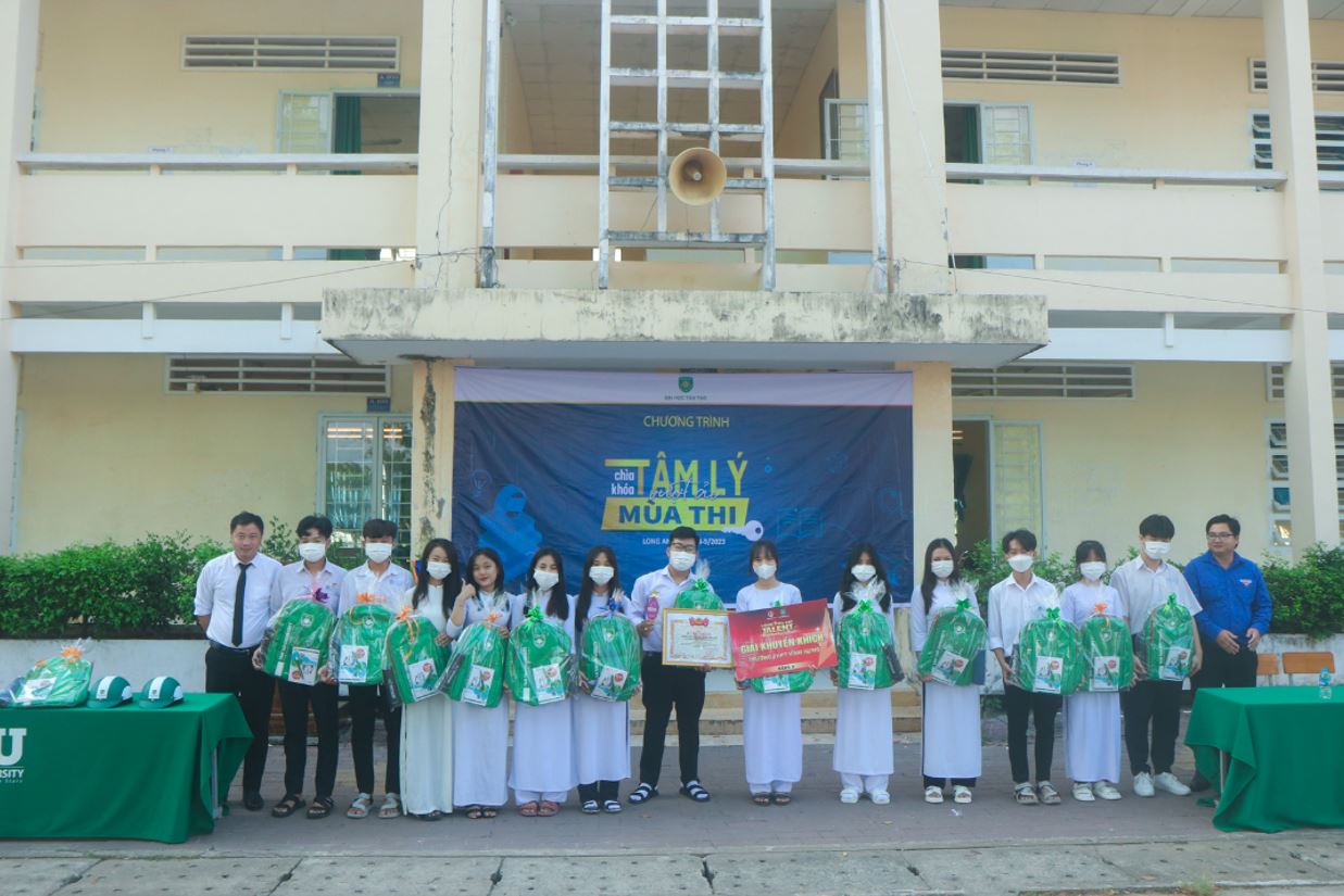 TAN TAO UNIVERSITY ACCOMPANIES STUDENTS IN VINH HUNG DISTRICT ON THE PATH TO A BRIGHT FUTURE 7 7