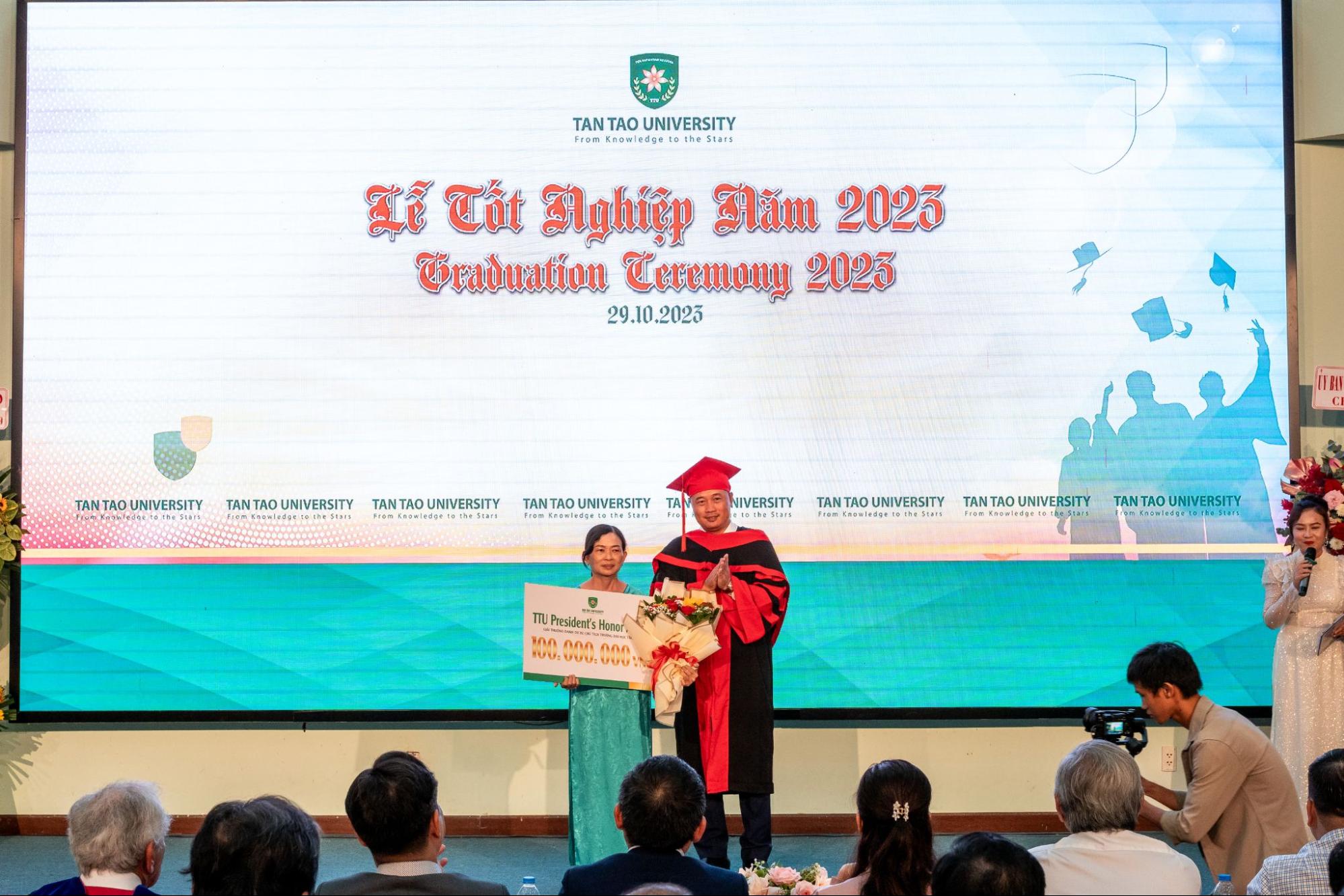 New Bachelor Vuong Thao Nguyen won the TTU President's Honor Award 1 image2 2