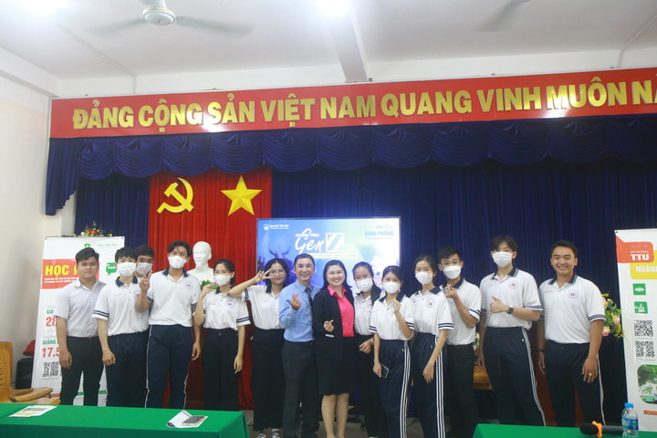 Chup anh luu niem cung giang vien Dai hoc Tan Tao min