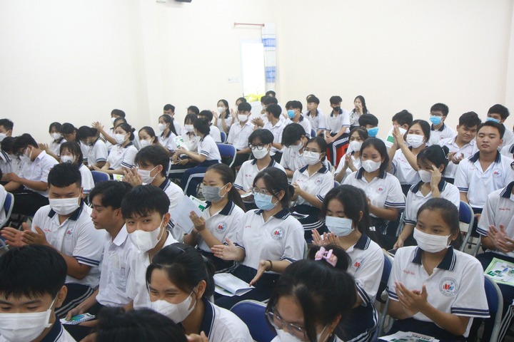 Hoc sinh THPT An Ninh tham gia chuong trinh Gen Z chon nganh do dai hoc Tan Tao to chuc
