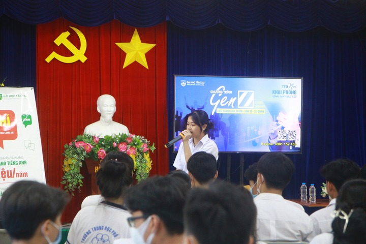 Gen Z chọn ngành: “Khối ngành Kinh doanh - Kinh tế - Tài chính 2 Hoc sinh THPT An Ninh tham gia dat cau hoi