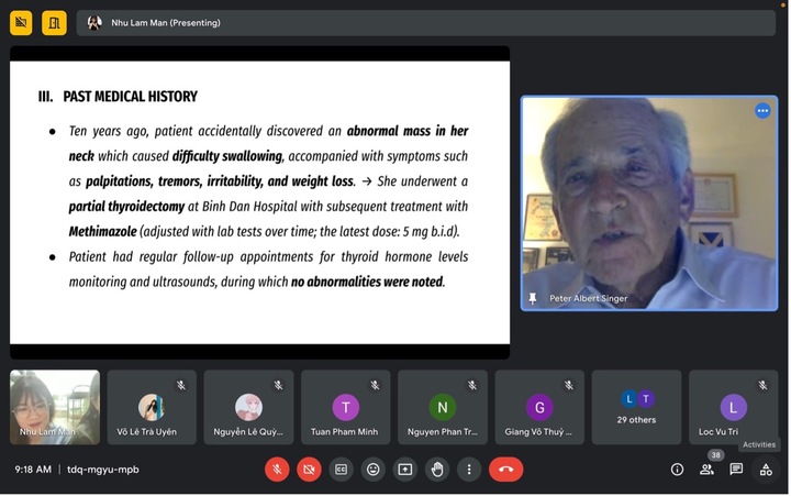 Presenting clinical cases with doctors from the United States: A valuable opportunity for medical students at Tan Tao University to enhance their skills. 2 GS Peter Singer trao doi ca lam sang voi sinh vien Y khoa Dai hoc Tan Tao