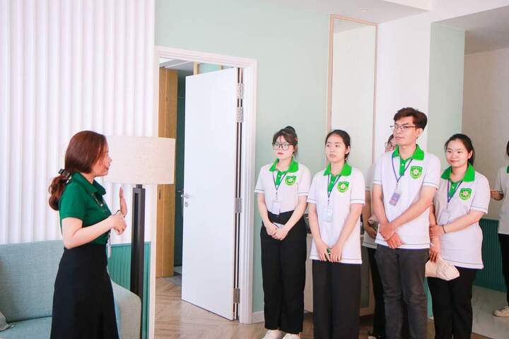 Ngành kế toán trong thời đại số: Xu hướng và định hướng nghề nghiệp 5 Sinh vien tham quan hoc tap