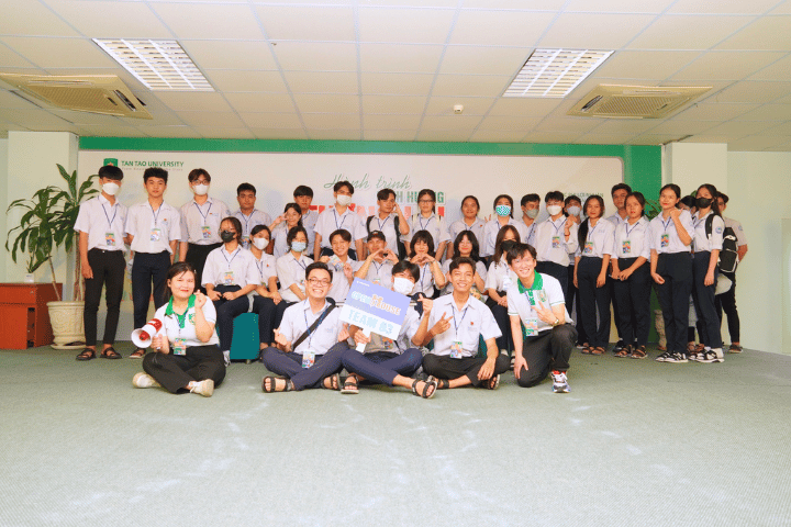 THPT Khoi 12 tham quan Dai hoc Tan Tao