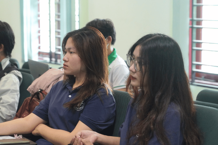 Seminar: Rust Programming Language - Cơ hội và tiềm năng 4 sinh vien tim hieu ve ngon ngu lap trinh rust
