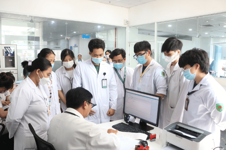 Trải nghiệm thực tế từ năm 2 cho sinh viên Y Khoa 2 sinh vien y khoa bai hoc quy gia hanh trang vung chac nghe y