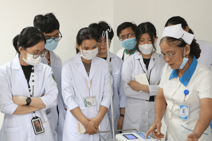 Trải nghiệm thực tế từ năm 2 cho sinh viên Y Khoa 3 sinh vien y khoa nam 2 dai hoc tan tao thuc tap lam sang benh vien dai hoc y tan tao