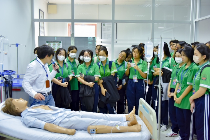 Hàng ngàn học sinh THPT được định hướng nghề nghiệp 3 Dai hoc Dai hoc Tan Tao Tuyen Sinh Dai Hoc1