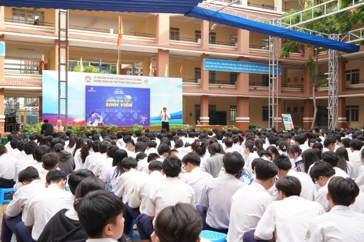 Hàng ngàn học sinh THPT được định hướng nghề nghiệp 5 Dai hoc Dai hoc Tan Tao Tuyen sinh Dai hoc