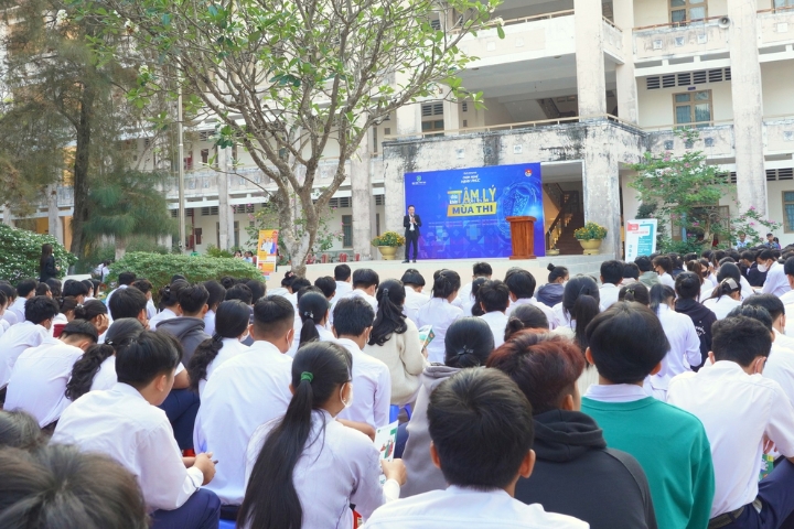 Hàng ngàn học sinh THPT được định hướng nghề nghiệp 6 Dai hoc Dai hoc Tan Tao tu van tuyen sinh1