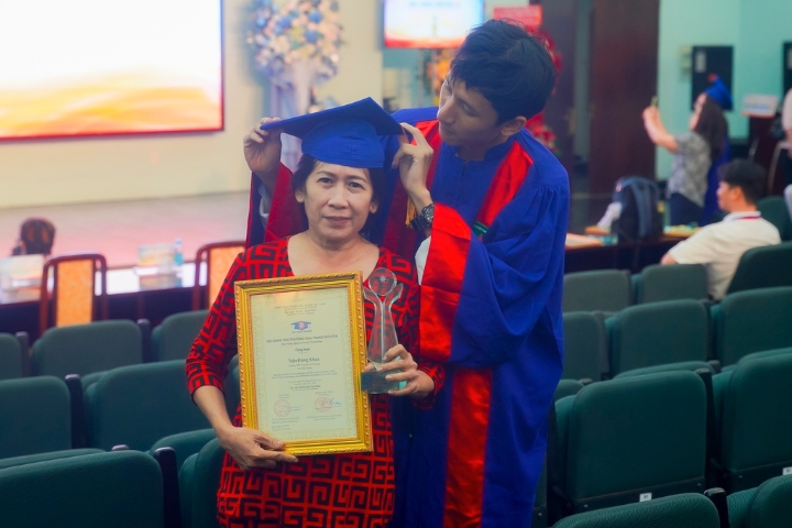 Khoảnh khắc vinh danh Tân Hoa Trạng Nguyên lần thứ 13, năm học 2023 - 2024 9 Dai hoc Tan Tao Giai thuong Hoa Trang Nguyen