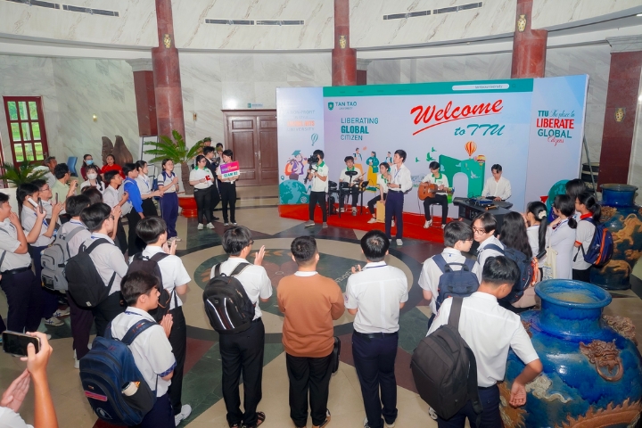 Khoảnh khắc vinh danh Tân Hoa Trạng Nguyên lần thứ 13, năm học 2023 - 2024 2 Dai hoc Tan Tao Hoa Trang Nguyen lan thu 13