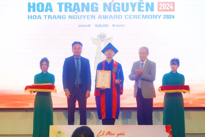 Khoảnh khắc vinh danh Tân Hoa Trạng Nguyên lần thứ 13, năm học 2023 - 2024 7 Dai hoc Tan Tao Hoa Trang Nguyen
