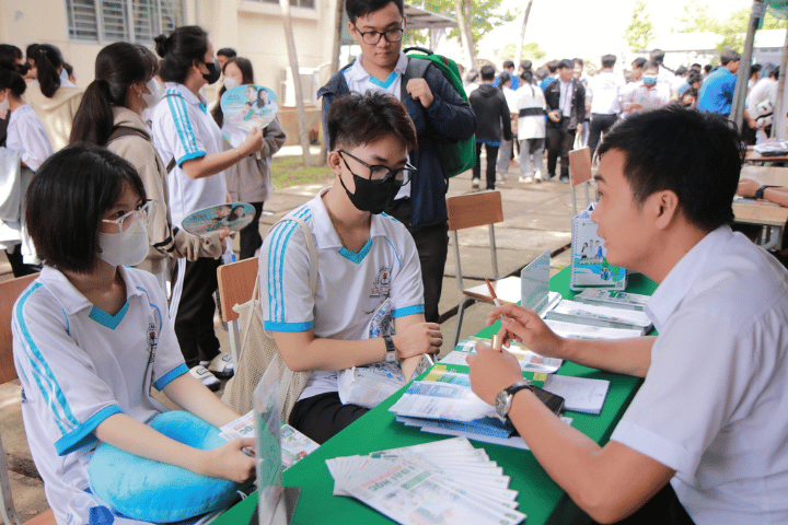 Đại học Tân Tạo tham gia Ngày hội việc làm tỉnh Long An năm 2024 3 Dai hoc Tan Tao huong nghiep