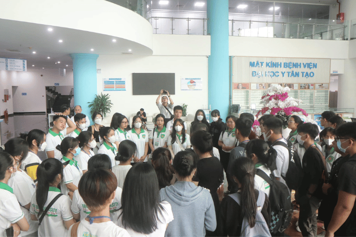 5 gợi ý để học sinh “Sẵn sàng hành trang vào đại học" 5 Dai hoc Tan Tao tham quan doanh nghiep