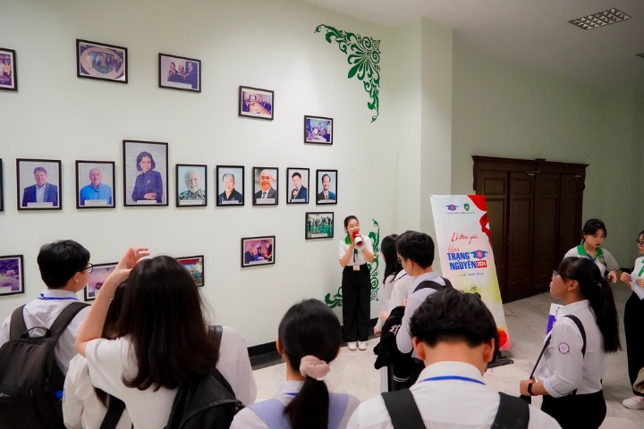 Khoảnh khắc vinh danh Tân Hoa Trạng Nguyên lần thứ 13, năm học 2023 - 2024 3 Giai thuong Hoa Trang Nguyen 1