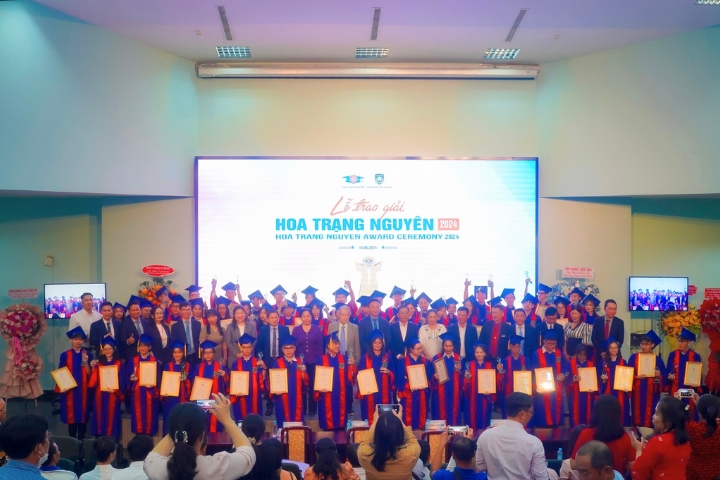 Khoảnh khắc vinh danh Tân Hoa Trạng Nguyên lần thứ 13, năm học 2023 - 2024 8 Giai thuong Hoa Trang Nguyen 2024 1