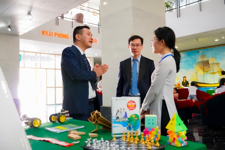 Khoảnh khắc vinh danh Tân Hoa Trạng Nguyên lần thứ 13, năm học 2023 - 2024 4 Giai thuong Hoa Trang Nguyen Dai hoc Tan Tao