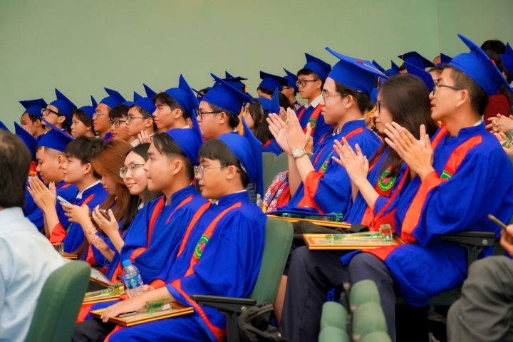 Khoảnh khắc vinh danh Tân Hoa Trạng Nguyên lần thứ 13, năm học 2023 - 2024 1 Giai thuong Hoa Trang Nguyen Dai hoc Tan Tao1