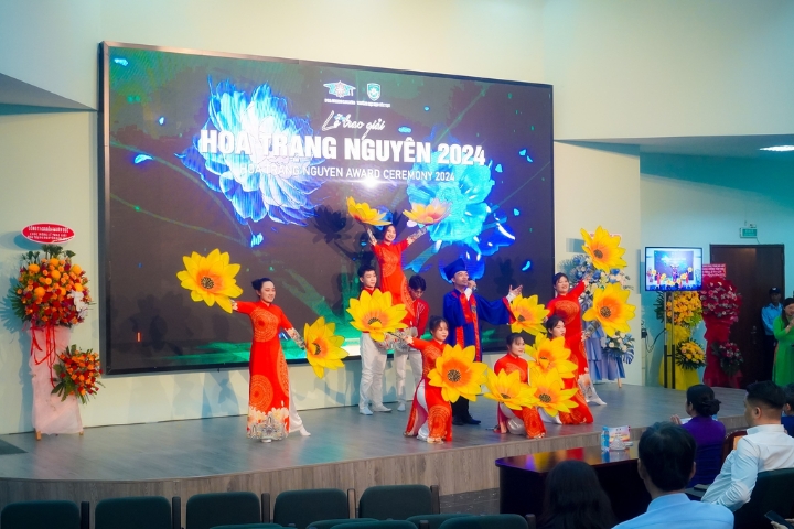 Khoảnh khắc vinh danh Tân Hoa Trạng Nguyên lần thứ 13, năm học 2023 - 2024 6 Giai thuong Hoa Trang Nguyen nam 2024 1
