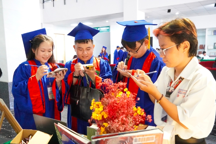 Khoảnh khắc vinh danh Tân Hoa Trạng Nguyên lần thứ 13, năm học 2023 - 2024 5 Giai thuong Hoa Trang nguyen1