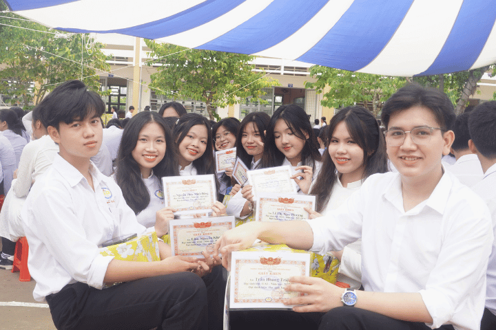 Đồng hành cùng khoảnh khắc đáng nhớ của thời học sinh 6 TTU xet hoc ba
