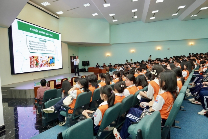 Hàng ngàn học sinh THPT được định hướng nghề nghiệp 2 Tuyen sinh Dai hoc Dai hoc Tan Tao