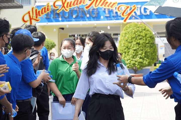 Hoạt động tiếp sức cho sĩ tử trong kỳ thi THPT Quốc gia 2024 5 su gop mat cua cac tinh nguyen vien den co vu mang lai dong luc cho cac si tu 1
