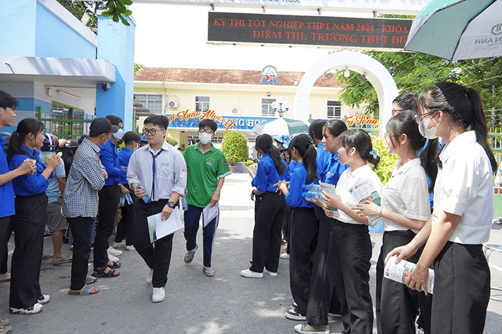 su gop mat cua cac tinh nguyen vien den co vu mang lai dong luc cho cac si tu