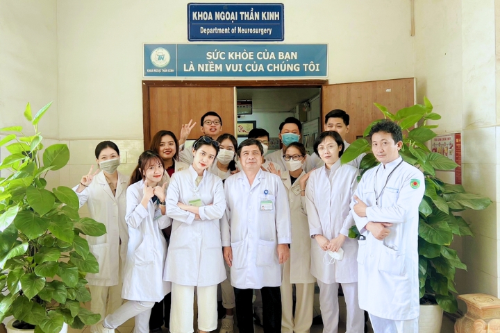 Chính sách ưu đãi học phí của Đại học Tân Tạo cho con, em cán bộ y tế, bác sĩ giáo viên trên cả nước 3 Bac si noi tru Dai hoc Tan Tao2