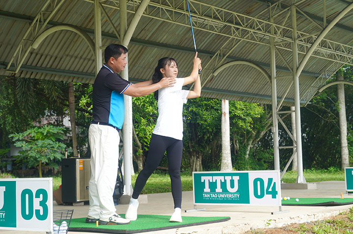 Thử sức bộ môn Golf tại Khoá học UniPrep 4 Dai hoc Tan Tao Golf